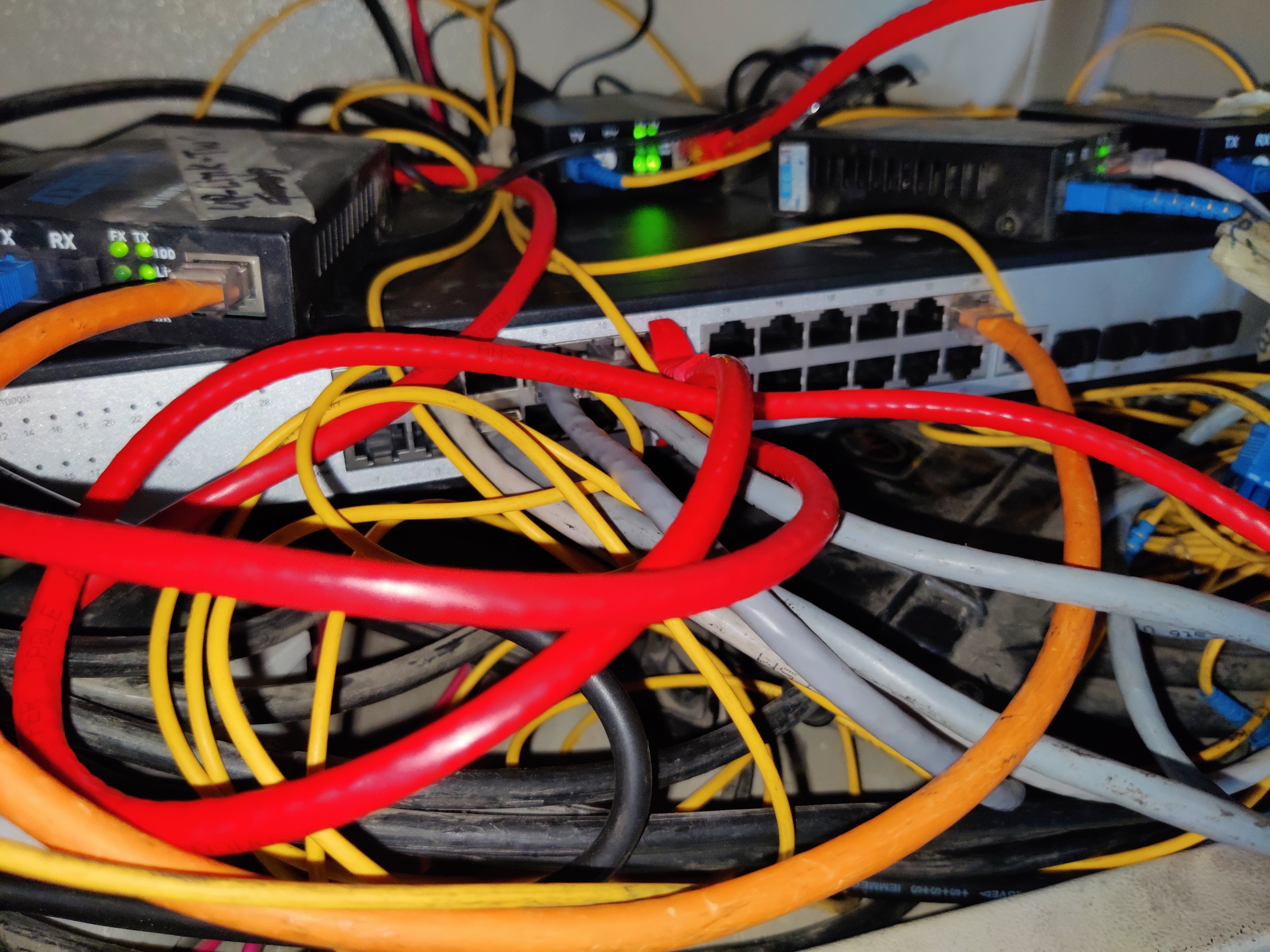 Diagnosing a cabling issue in a congested switch port panel