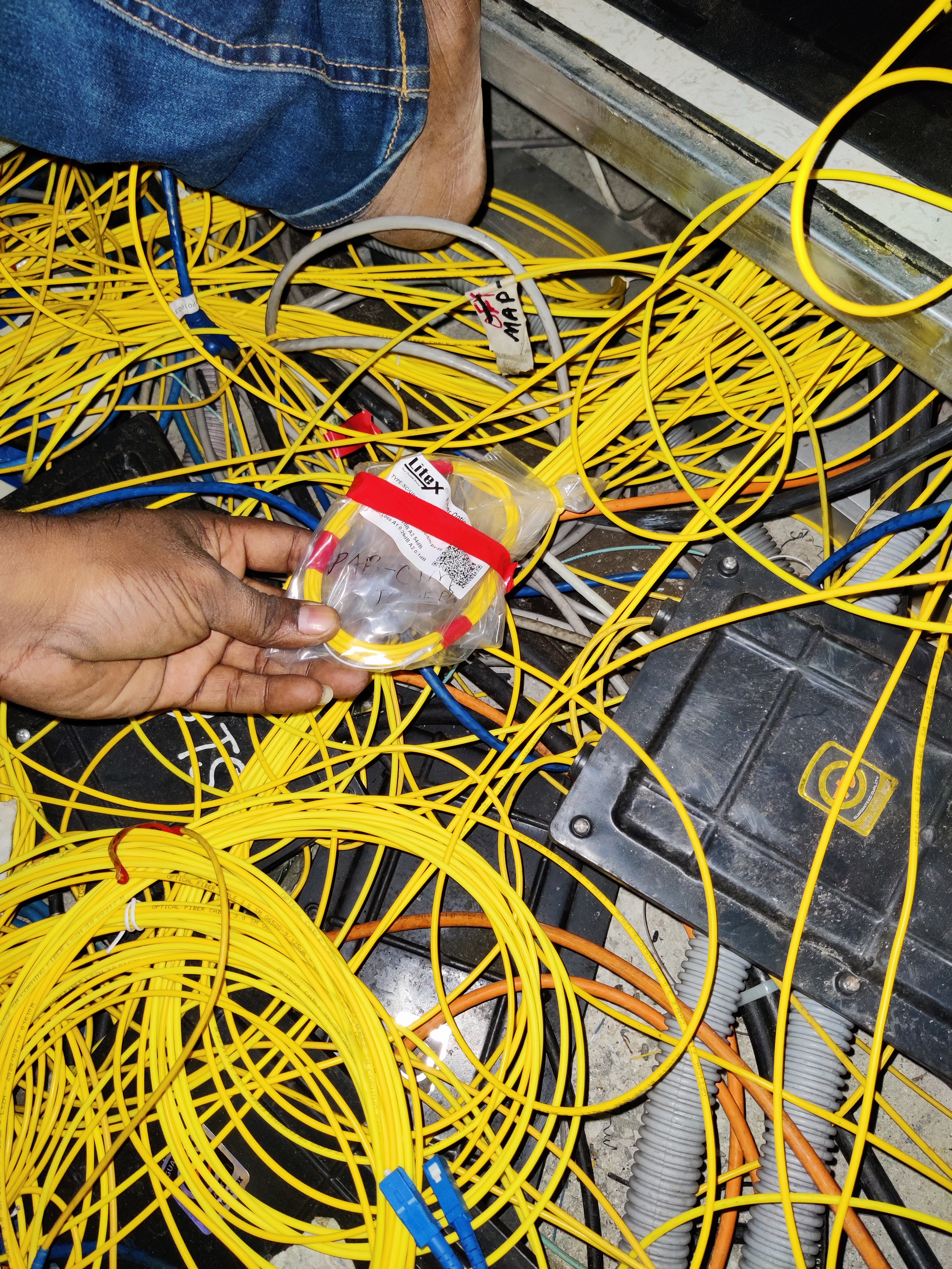 Managing and tracing fiber optic patch cords in a cable tray