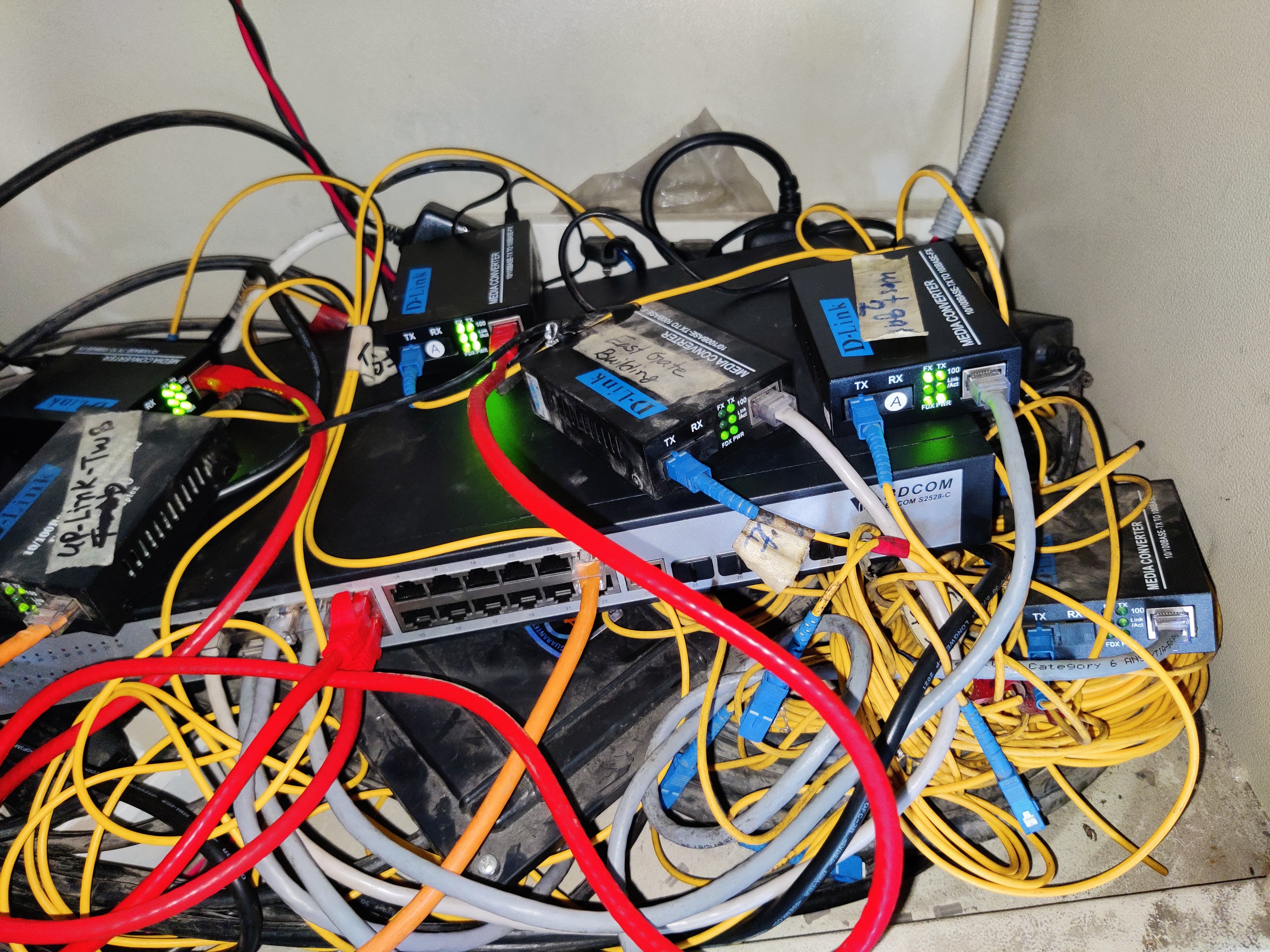 Setting up fiber media converters for an uplink connection